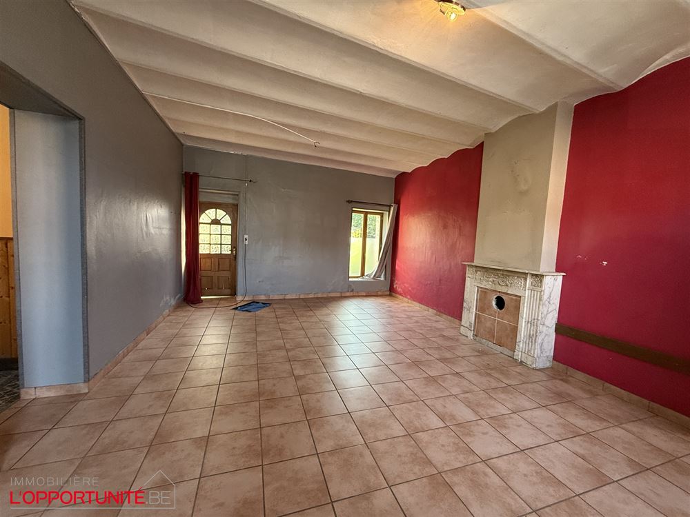 Opportunité rare, ensemble de 2 maisons totalement à restaurer. Cinq chambres possibilité 5 chambres de plus dans les greniers, grand jardin, entrepot à restaurer.