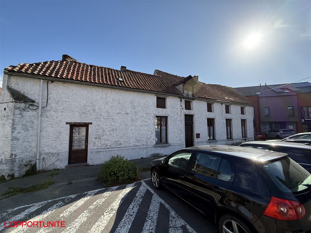 Opportunité rare, ensemble de 2 maisons totalement à restaurer. Cinq chambres possibilité 5 chambres de plus dans les greniers, grand jardin, entrepot à restaurer.