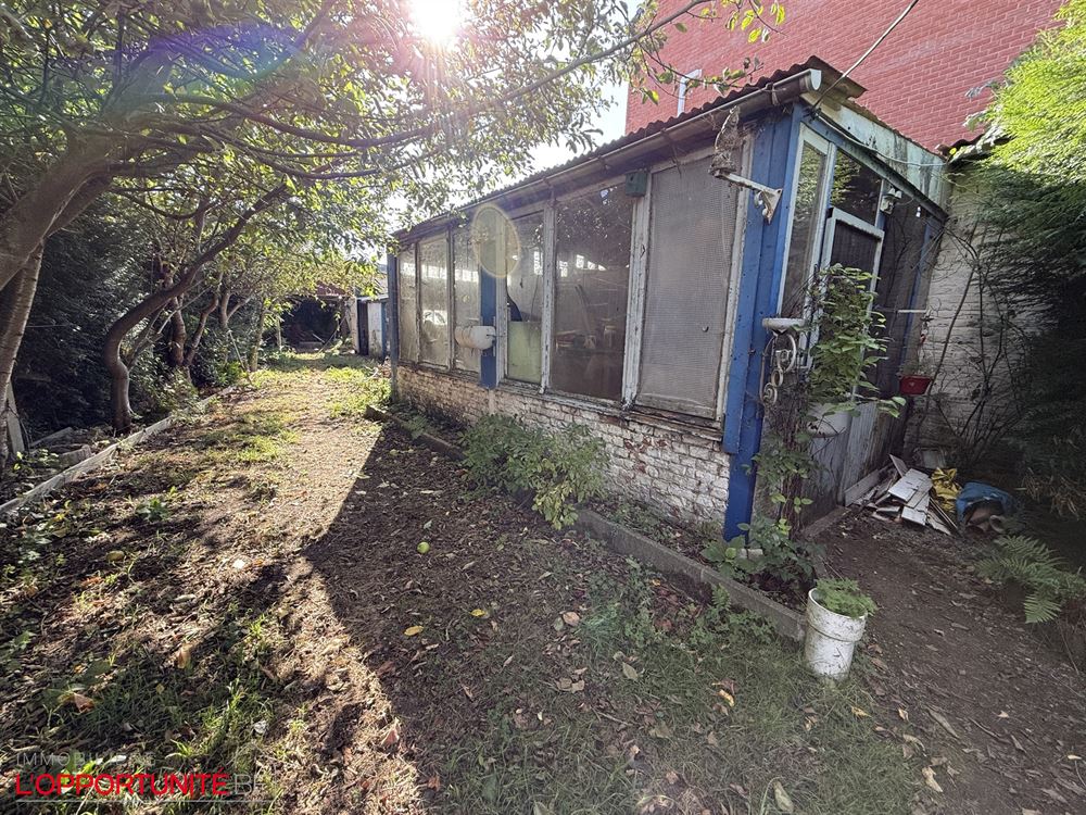 Opportunité rare, ensemble de 2 maisons totalement à restaurer. Cinq chambres possibilité 5 chambres de plus dans les greniers, grand jardin, entrepot à restaurer.