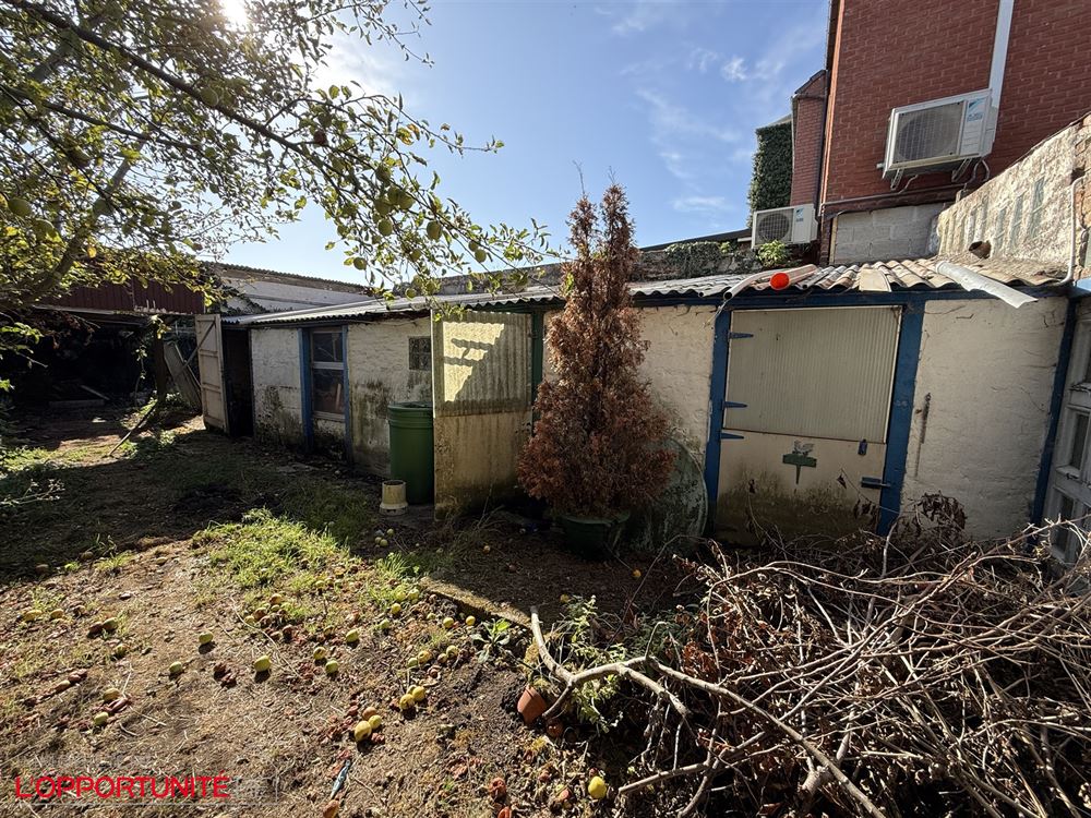 Opportunité rare, ensemble de 2 maisons totalement à restaurer. Cinq chambres possibilité 5 chambres de plus dans les greniers, grand jardin, entrepot à restaurer.