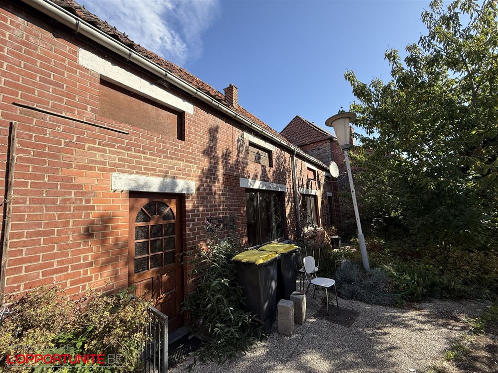 Opportunité rare, ensemble de 2 maisons totalement à restaurer. Cinq chambres possibilité 5 chambres de plus dans les greniers, grand jardin, entrepot à restaurer.