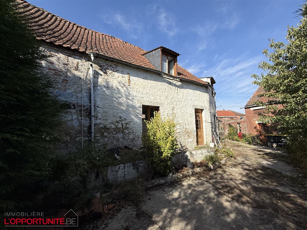 Opportunité rare, ensemble de 2 maisons totalement à restaurer. Cinq chambres possibilité 5 chambres de plus dans les greniers, grand jardin, entrepot à restaurer.