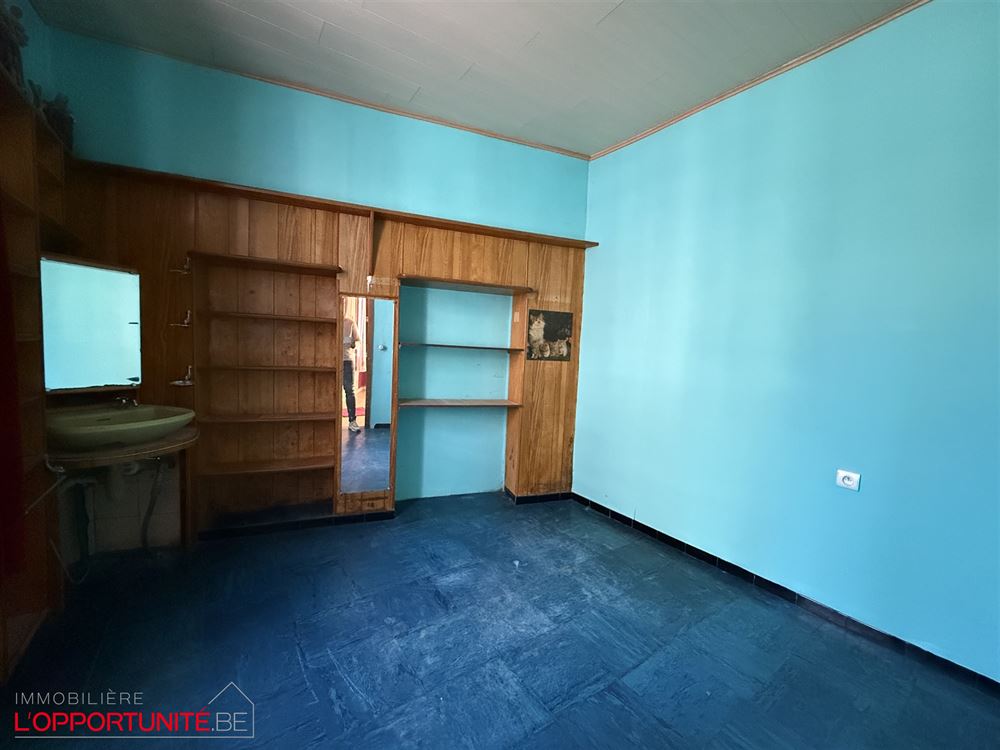 Opportunité rare, ensemble de 2 maisons totalement à restaurer. Cinq chambres possibilité 5 chambres de plus dans les greniers, grand jardin, entrepot à restaurer.