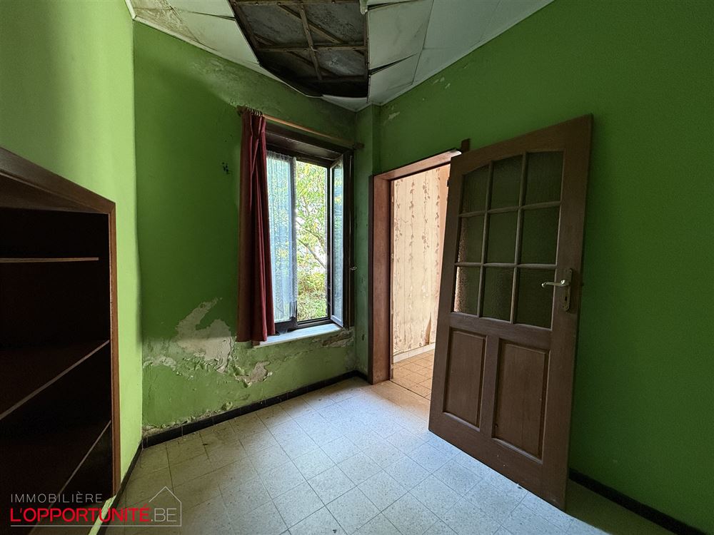 Opportunité rare, ensemble de 2 maisons totalement à restaurer. Cinq chambres possibilité 5 chambres de plus dans les greniers, grand jardin, entrepot à restaurer.