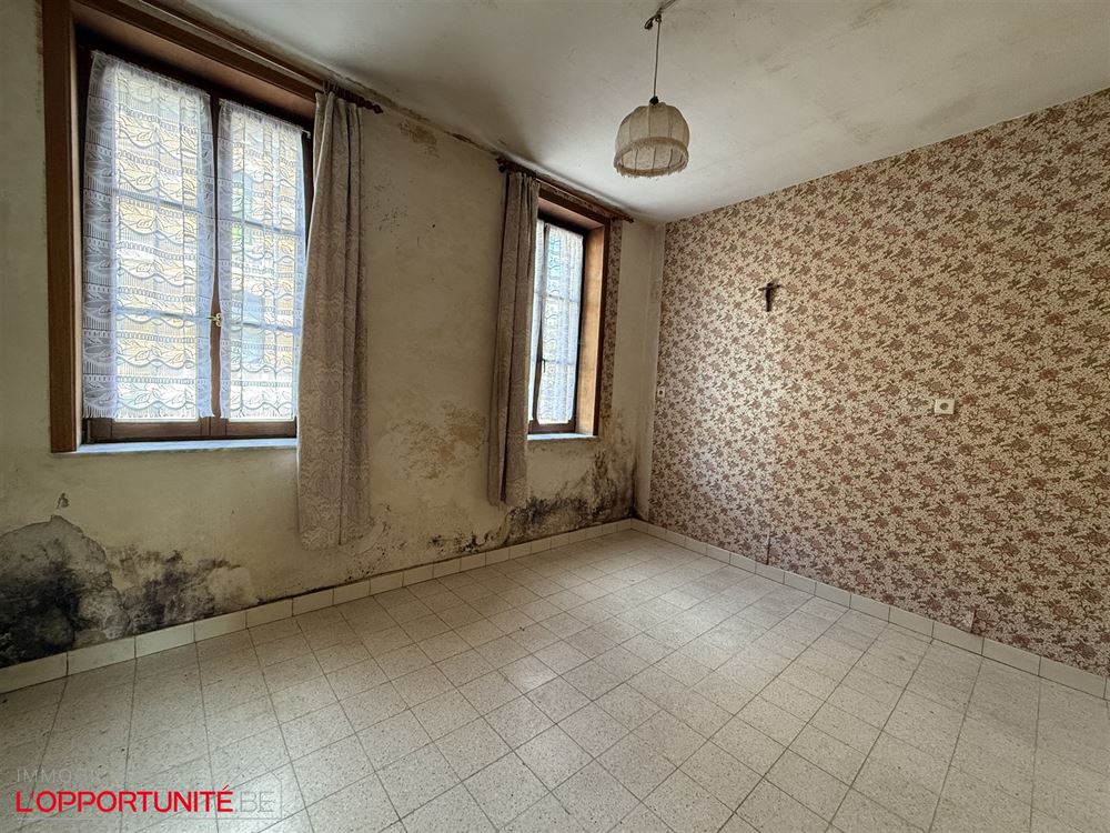 Opportunité rare, ensemble de 2 maisons totalement à restaurer. Cinq chambres possibilité 5 chambres de plus dans les greniers, grand jardin, entrepot à restaurer.