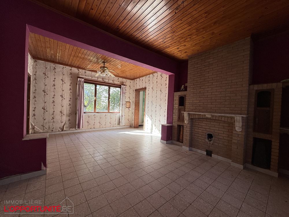 Opportunité rare, ensemble de 2 maisons totalement à restaurer. Cinq chambres possibilité 5 chambres de plus dans les greniers, grand jardin, entrepot à restaurer.