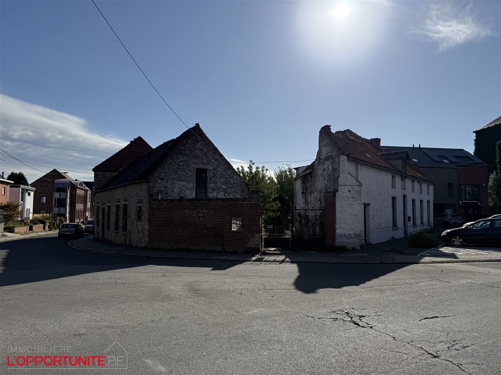 Opportunité rare, ensemble de 2 maisons totalement à restaurer. Cinq chambres possibilité 5 chambres de plus dans les greniers, grand jardin, entrepot à restaurer.