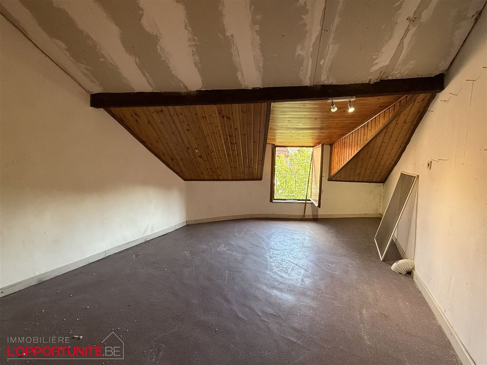 Opportunité rare, ensemble de 2 maisons totalement à restaurer. Cinq chambres possibilité 5 chambres de plus dans les greniers, grand jardin, entrepot à restaurer.