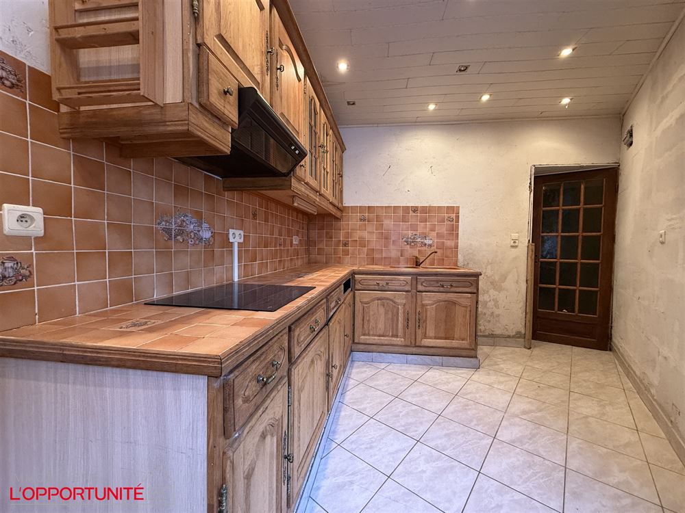 Opportunité rare, ensemble de 2 maisons totalement à restaurer. Cinq chambres possibilité 5 chambres de plus dans les greniers, grand jardin, entrepot à restaurer.