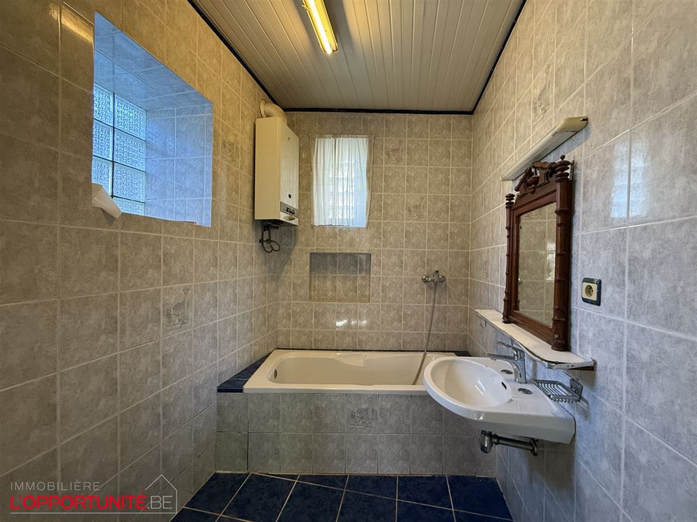 Opportunité rare, ensemble de 2 maisons totalement à restaurer. Cinq chambres possibilité 5 chambres de plus dans les greniers, grand jardin, entrepot à restaurer.