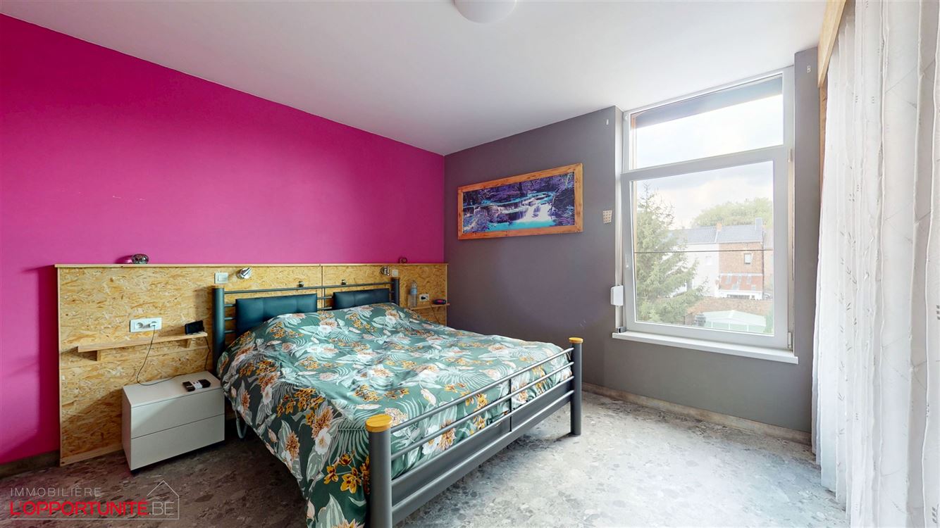 Magnifique maison rénovée deux chambres et beau jardin. Electricité conforme 2044 et 12 panneaux photovoltaiques. Servitude de passage inutilisée par les voisins.