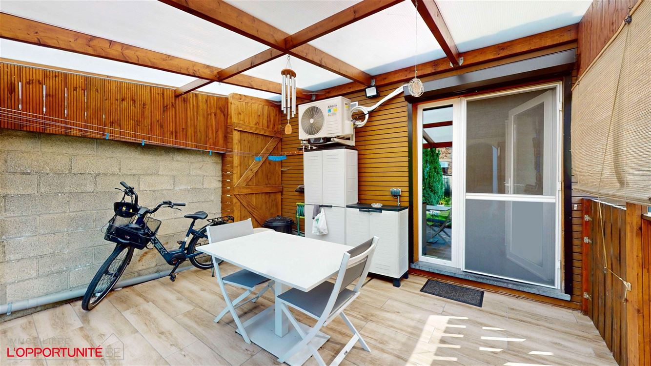 Magnifique maison rénovée deux chambres et beau jardin. Electricité conforme 2044 et 12 panneaux photovoltaiques. Servitude de passage inutilisée par les voisins.