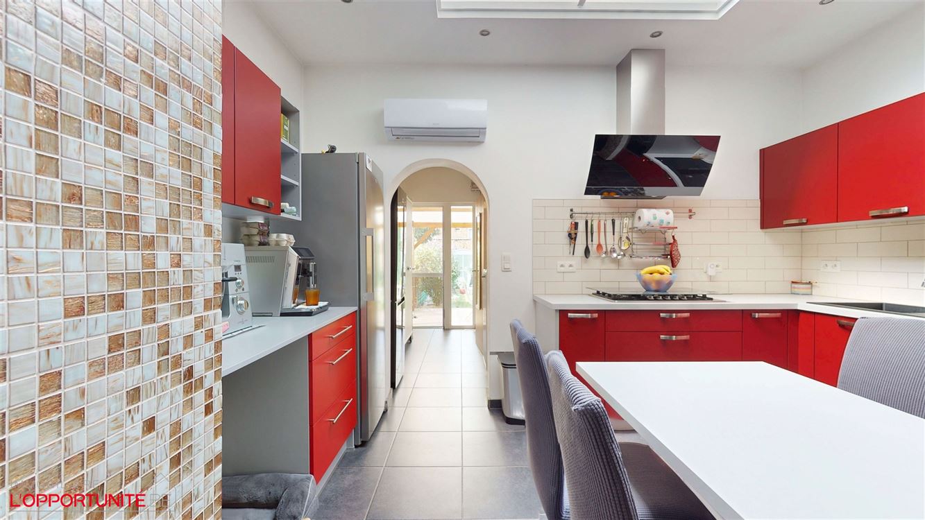 Magnifique maison rénovée deux chambres et beau jardin. Electricité conforme 2044 et 12 panneaux photovoltaiques. Servitude de passage inutilisée par les voisins.