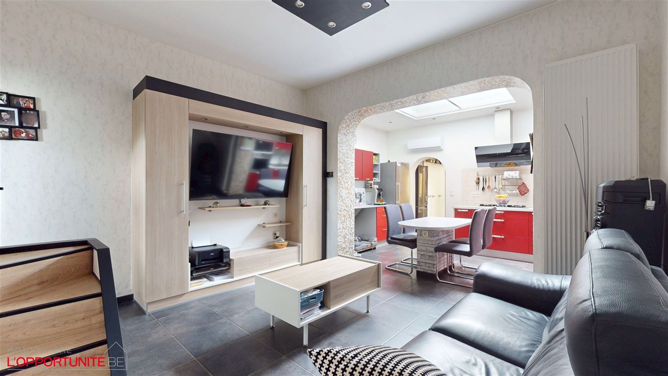 Magnifique maison rénovée deux chambres et beau jardin. Electricité conforme 2044 et 12 panneaux photovoltaiques. Servitude de passage inutilisée par les voisins.