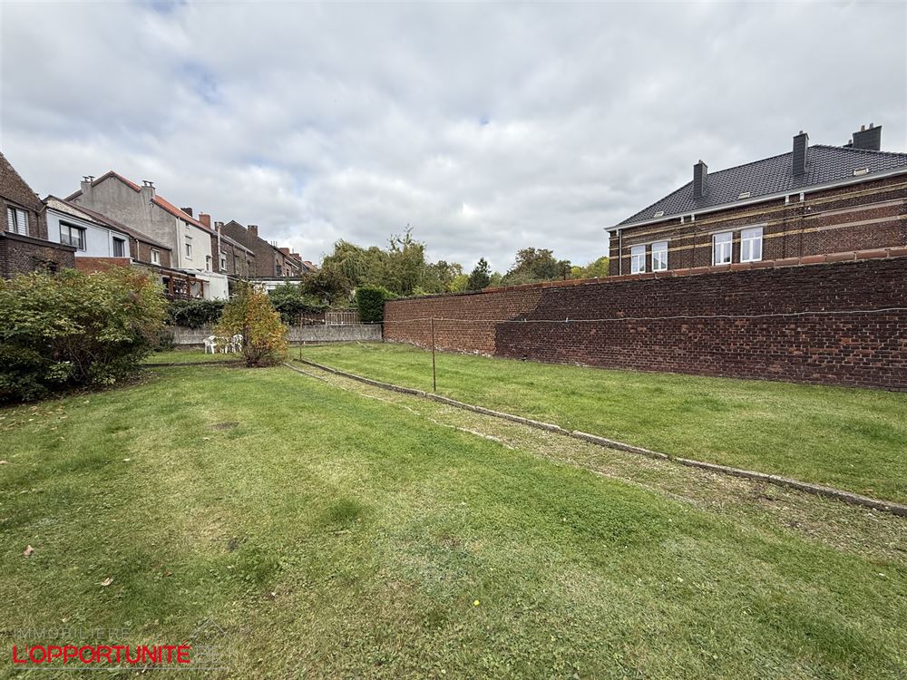 Spacieuse maison à rafraichir, 5 chambres, beau jardin + terrain à batir donnant sur la rue de la Gendarmerie.