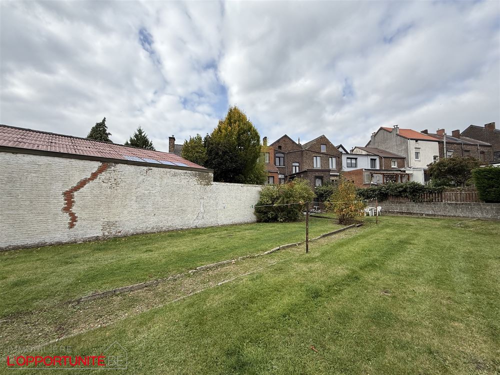 Spacieuse maison à rafraichir, 5 chambres, beau jardin + terrain à batir donnant sur la rue de la Gendarmerie.