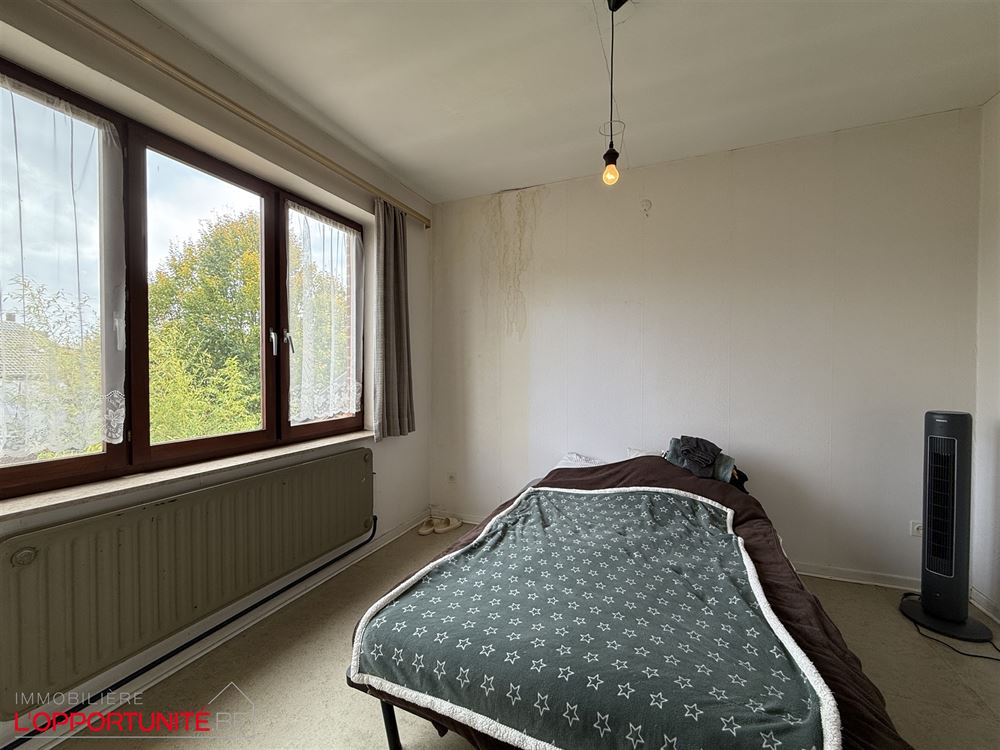 Spacieuse maison à rafraichir, 5 chambres, beau jardin + terrain à batir donnant sur la rue de la Gendarmerie.