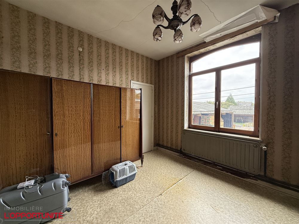 Spacieuse maison à rafraichir, 5 chambres, beau jardin + terrain à batir donnant sur la rue de la Gendarmerie.