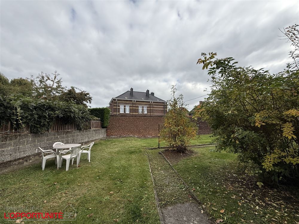 Spacieuse maison à rafraichir, 5 chambres, beau jardin + terrain à batir donnant sur la rue de la Gendarmerie.