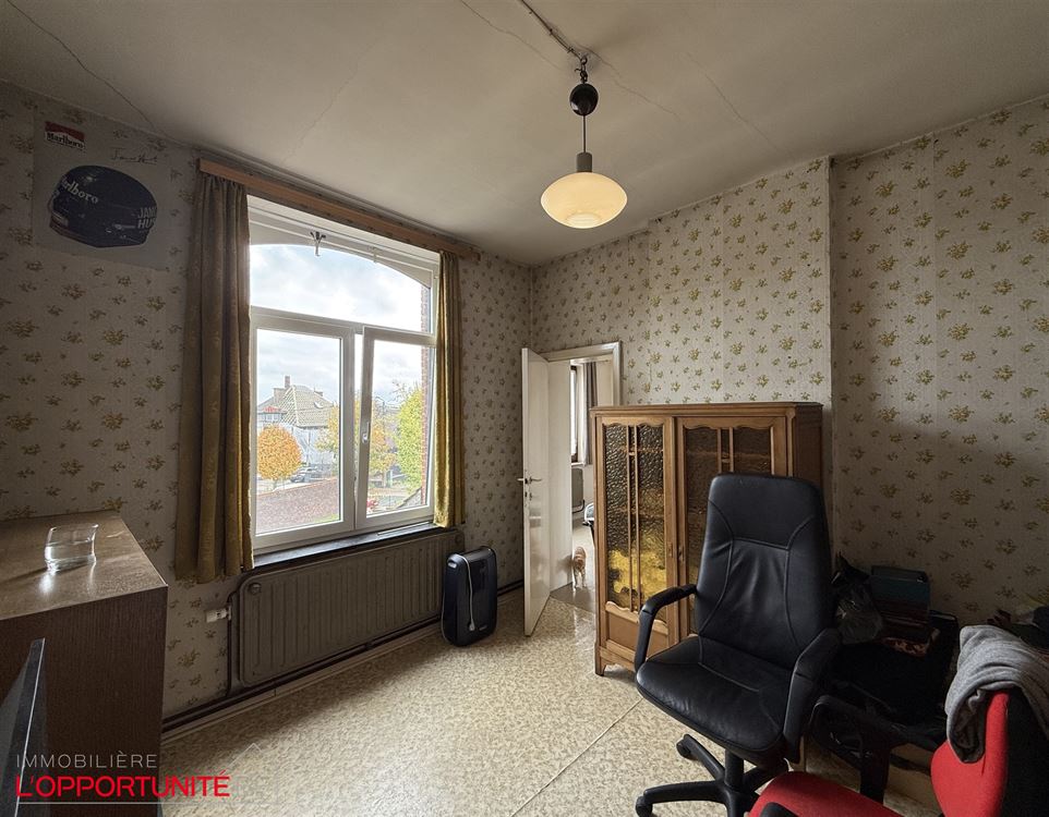 Spacieuse maison à rafraichir, 5 chambres, beau jardin + terrain à batir donnant sur la rue de la Gendarmerie.