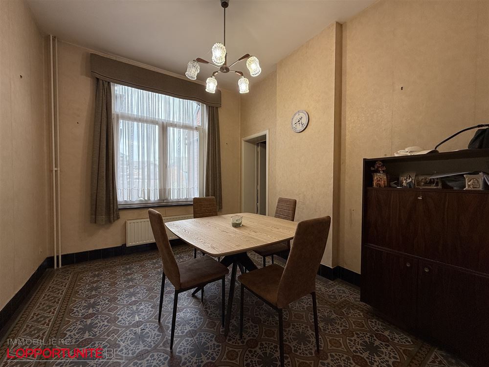 Spacieuse maison à rafraichir, 5 chambres, beau jardin + terrain à batir donnant sur la rue de la Gendarmerie.
