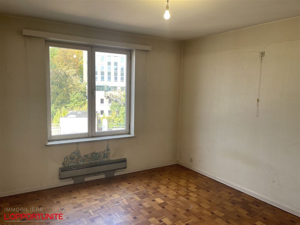 Grand et lumineux Appartement à rénover entièrement 