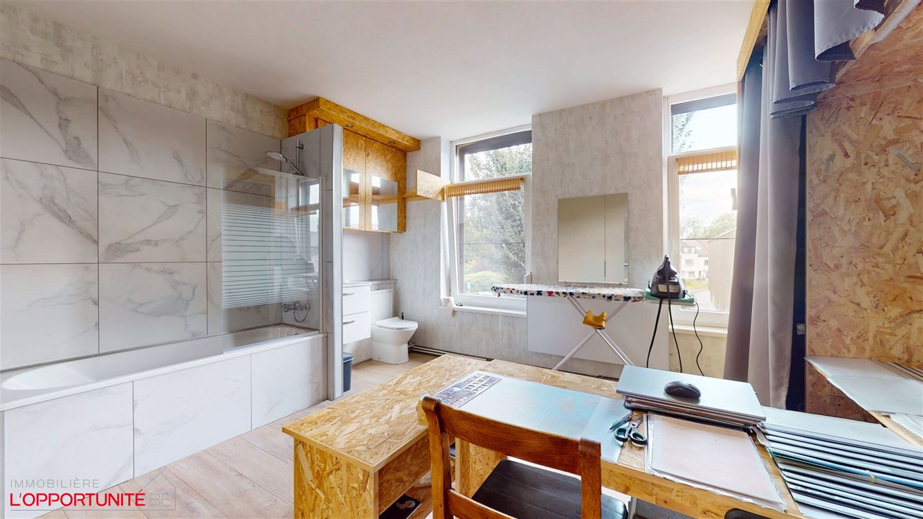 Magnifique maison rénovée deux chambres et beau jardin. Electricité conforme 2044 et 12 panneaux photovoltaiques. Servitude de passage inutilisée par les voisins.