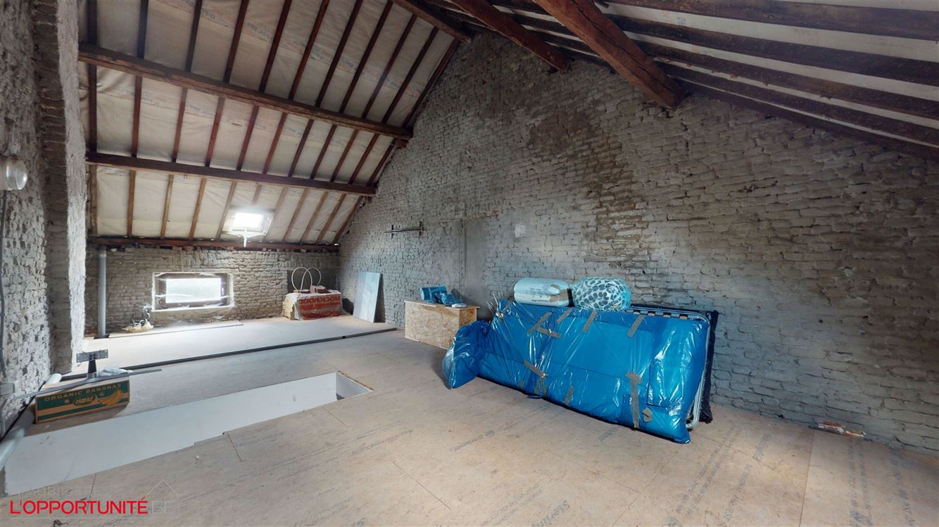 Magnifique maison rénovée deux chambres et beau jardin. Electricité conforme 2044 et 12 panneaux photovoltaiques. Servitude de passage inutilisée par les voisins.