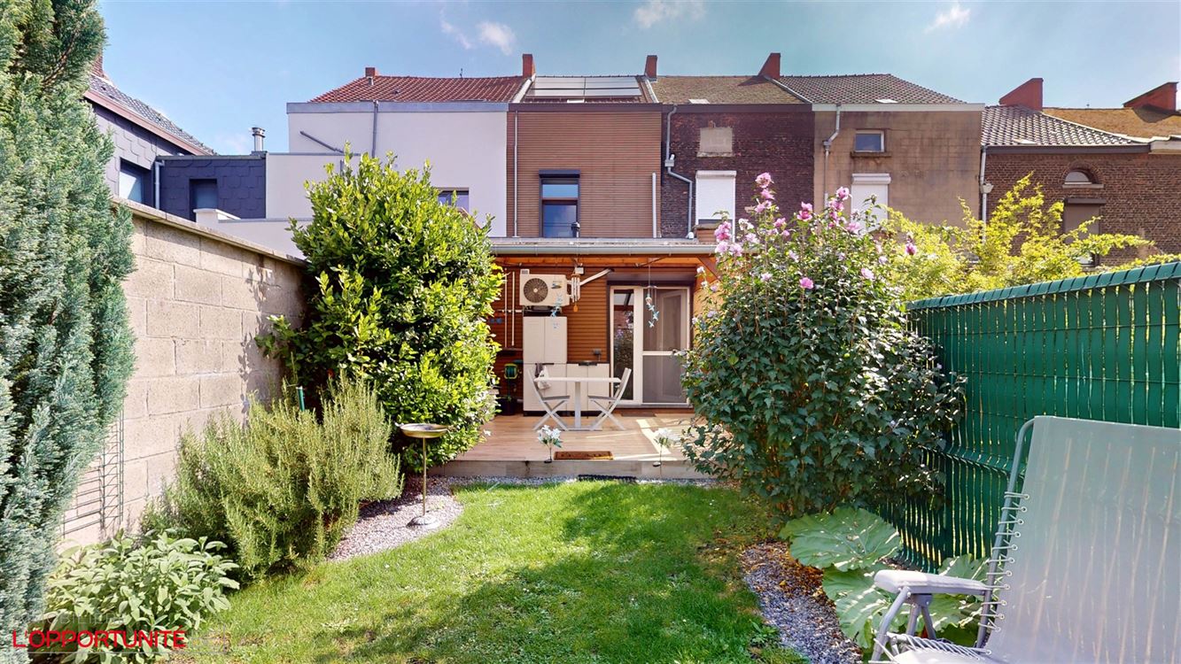 Magnifique maison rénovée deux chambres et beau jardin. Electricité conforme 2044 et 12 panneaux photovoltaiques. Servitude de passage inutilisée par les voisins.