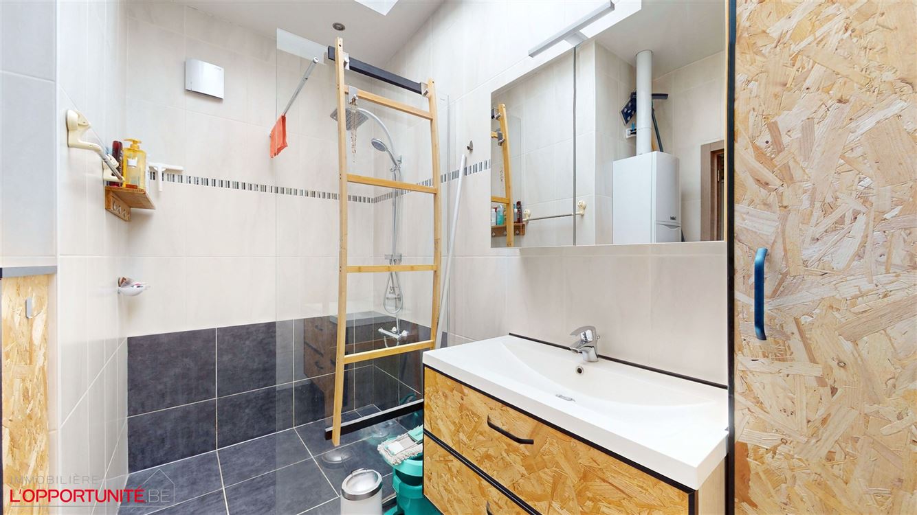 Magnifique maison rénovée deux chambres et beau jardin. Electricité conforme 2044 et 12 panneaux photovoltaiques. Servitude de passage inutilisée par les voisins.