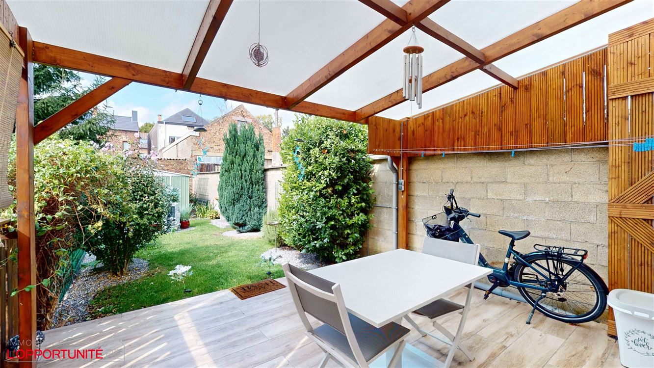 Magnifique maison rénovée deux chambres et beau jardin. Electricité conforme 2044 et 12 panneaux photovoltaiques. Servitude de passage inutilisée par les voisins.