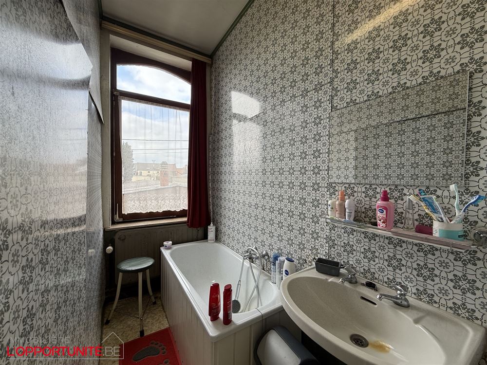 Spacieuse maison à rafraichir, 5 chambres, beau jardin + terrain à batir donnant sur la rue de la Gendarmerie.