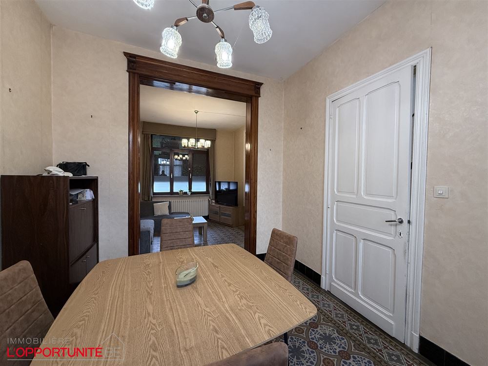 Spacieuse maison à rafraichir, 5 chambres, beau jardin + terrain à batir donnant sur la rue de la Gendarmerie.