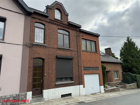 Spacieuse maison à rafraichir, 5 chambres, beau jardin + terrain à batir donnant sur la rue de la Gendarmerie.