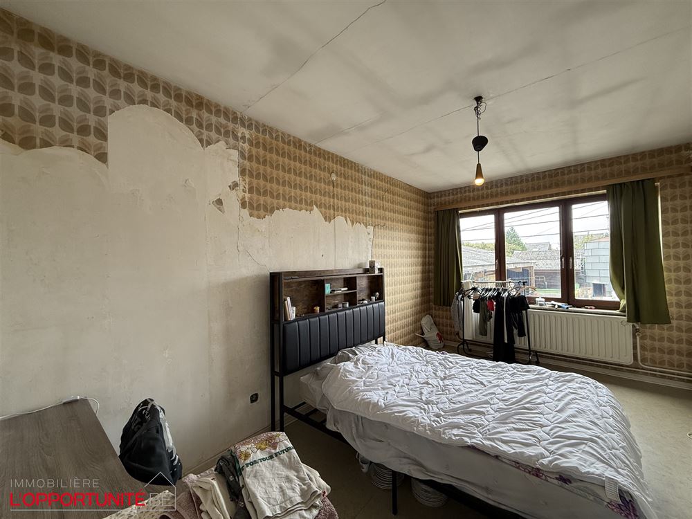 Spacieuse maison à rafraichir, 5 chambres, beau jardin + terrain à batir donnant sur la rue de la Gendarmerie.