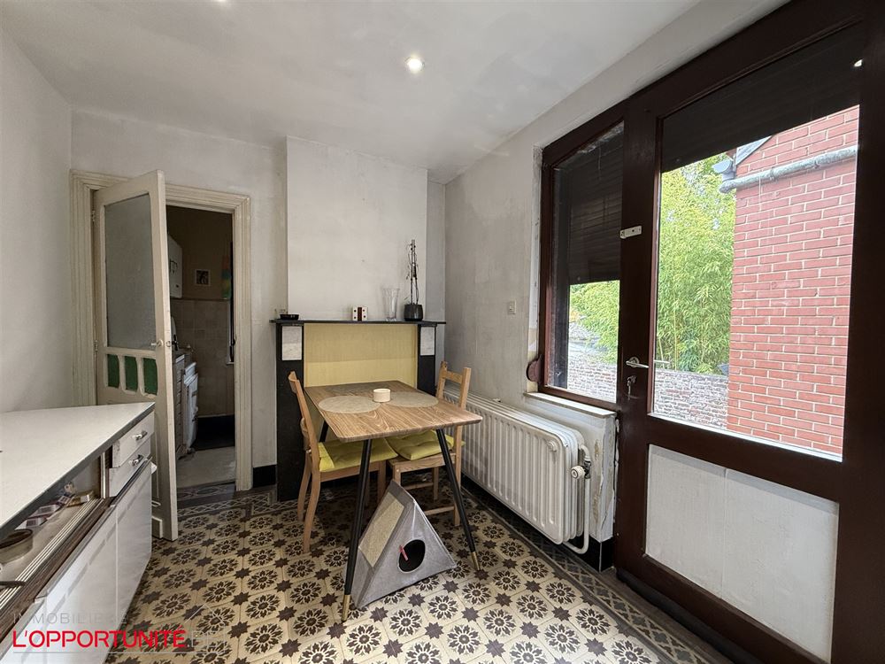 Spacieuse maison à rafraichir, 5 chambres, beau jardin + terrain à batir donnant sur la rue de la Gendarmerie.