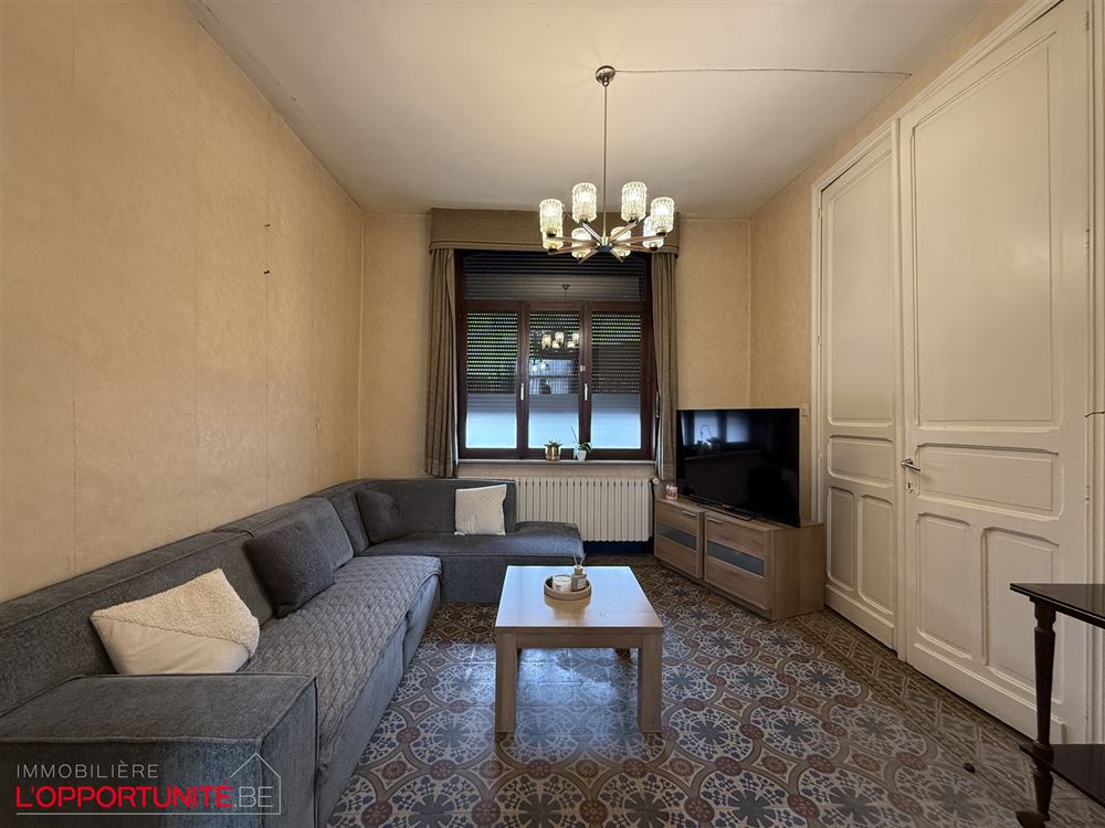 Spacieuse maison à rafraichir, 5 chambres, beau jardin + terrain à batir donnant sur la rue de la Gendarmerie.
