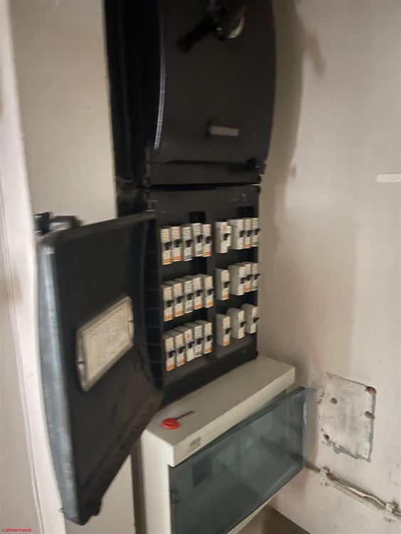 Grand et lumineux Appartement à rénover entièrement 