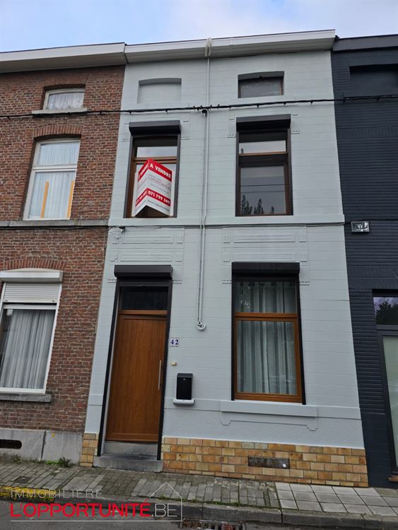 Magnifique maison rénovée deux chambres et beau jardin. Electricité conforme 2044 et 12 panneaux photovoltaiques. Servitude de passage inutilisée par les voisins.