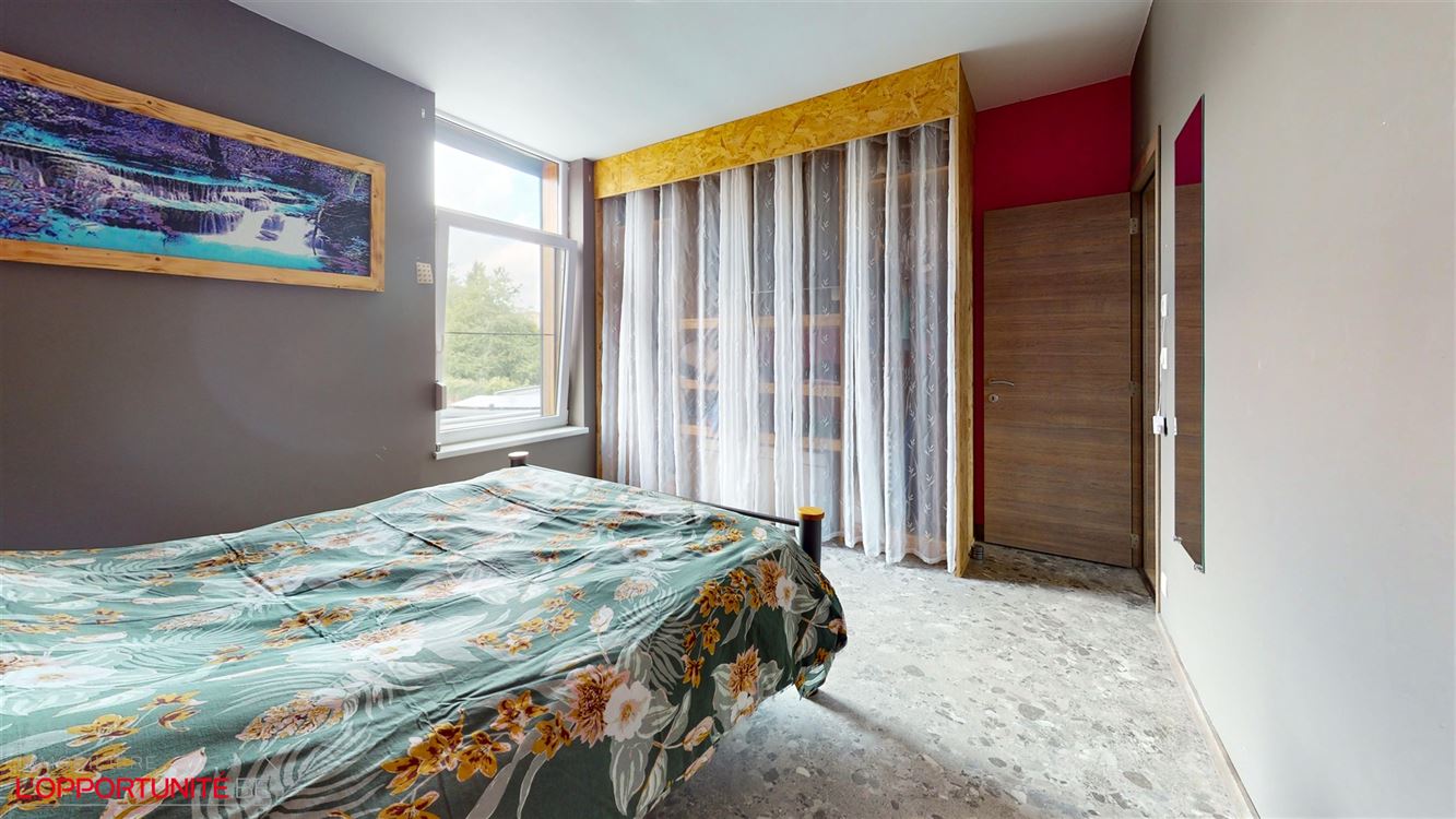 Magnifique maison rénovée deux chambres et beau jardin. Electricité conforme 2044 et 12 panneaux photovoltaiques. Servitude de passage inutilisée par les voisins.