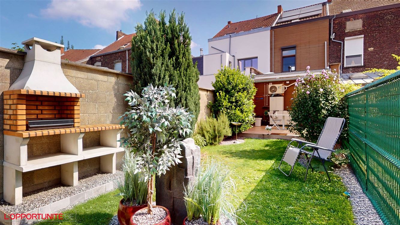 Magnifique maison rénovée deux chambres et beau jardin. Electricité conforme 2044 et 12 panneaux photovoltaiques. Servitude de passage inutilisée par les voisins.