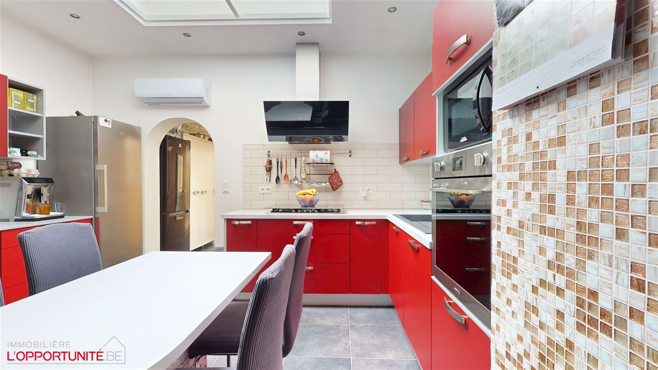 Magnifique maison rénovée deux chambres et beau jardin. Electricité conforme 2044 et 12 panneaux photovoltaiques. Servitude de passage inutilisée par les voisins.