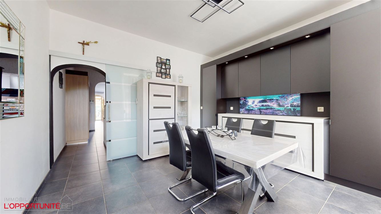 Magnifique maison rénovée deux chambres et beau jardin. Electricité conforme 2044 et 12 panneaux photovoltaiques. Servitude de passage inutilisée par les voisins.