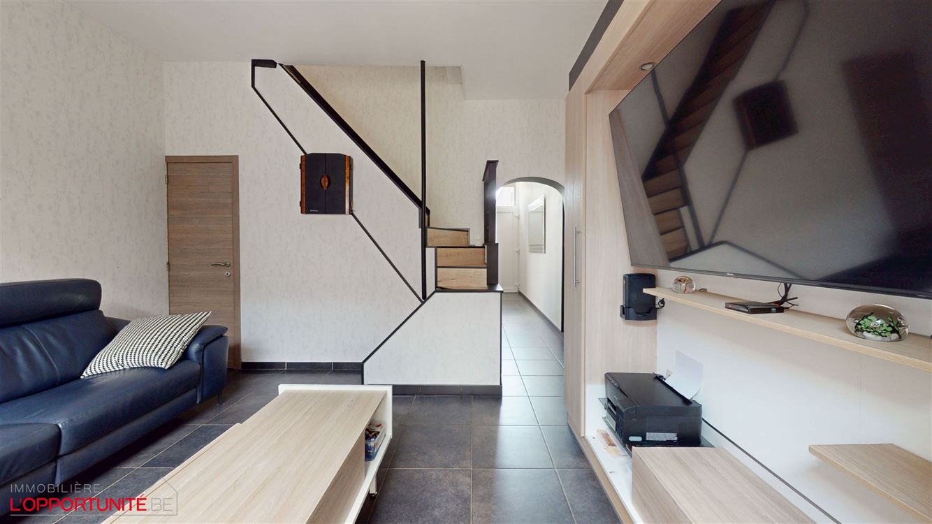 Magnifique maison rénovée deux chambres et beau jardin. Electricité conforme 2044 et 12 panneaux photovoltaiques. Servitude de passage inutilisée par les voisins.