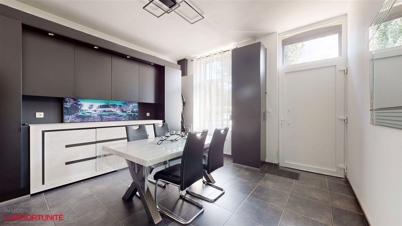 Magnifique maison rénovée deux chambres et beau jardin. Electricité conforme 2044 et 12 panneaux photovoltaiques. Servitude de passage inutilisée par les voisins.