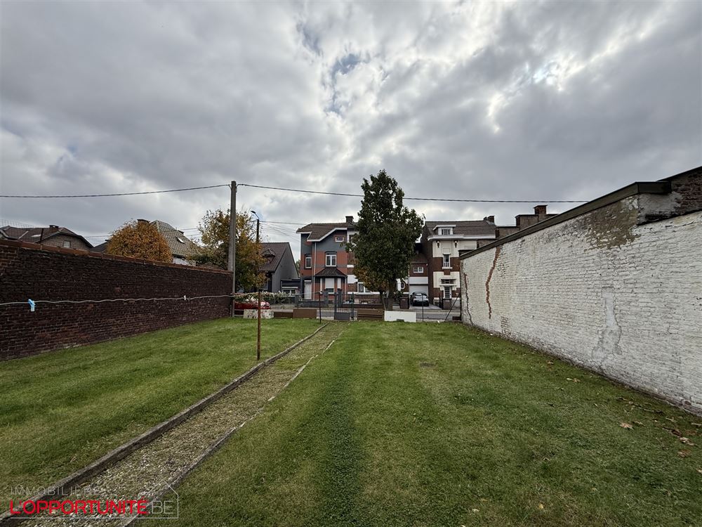Spacieuse maison à rafraichir, 5 chambres, beau jardin + terrain à batir donnant sur la rue de la Gendarmerie.