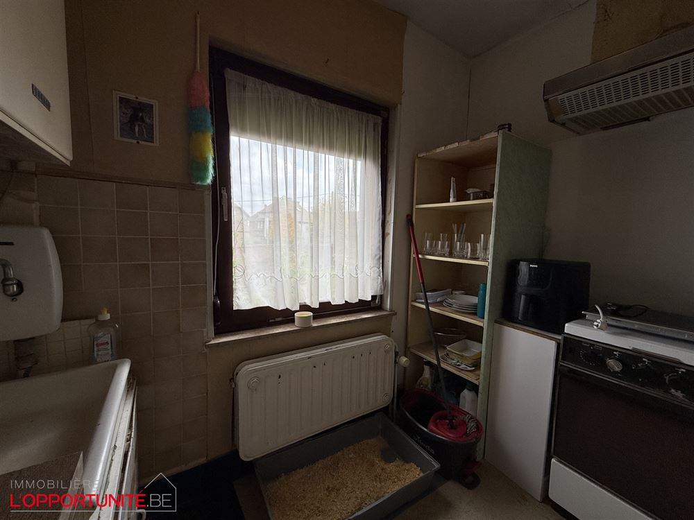 Spacieuse maison à rafraichir, 5 chambres, beau jardin + terrain à batir donnant sur la rue de la Gendarmerie.