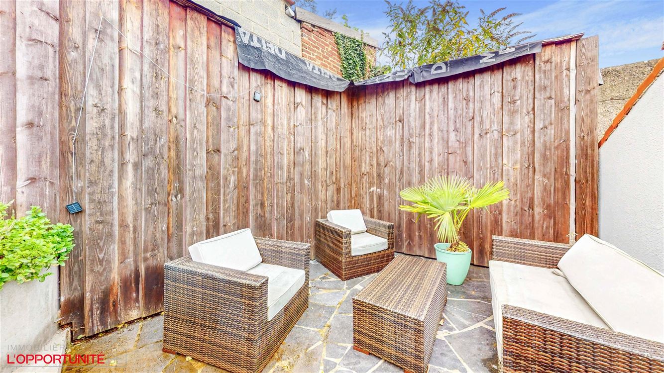 Magnifique appartement une chambre rénové, électricité conforme 2049 avec splendide terrasse et jardinet. Est considéré comme un studio dans l'acte de propriété.