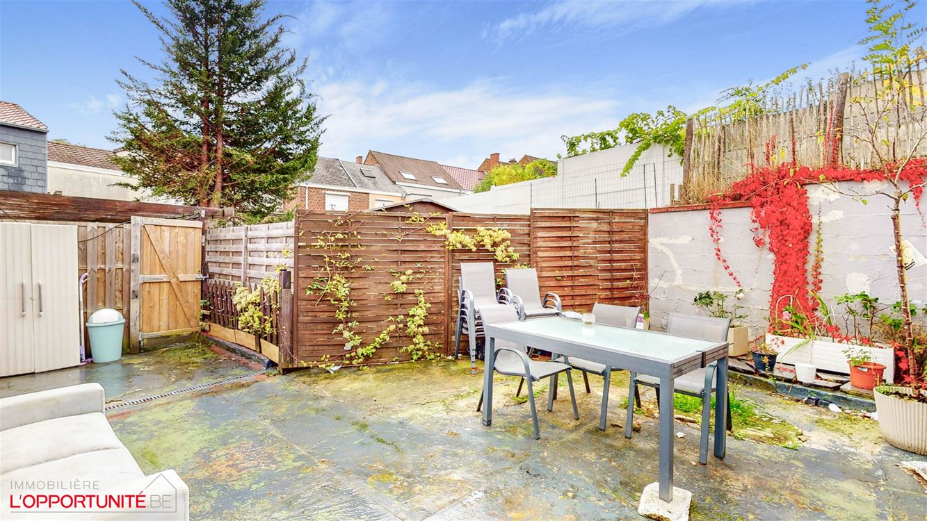 Magnifique appartement une chambre rénové, électricité conforme 2049 avec splendide terrasse et jardinet. Est considéré comme un studio dans l'acte de propriété.