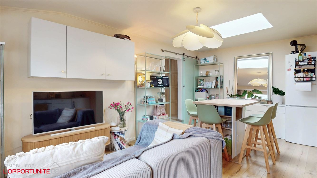 Magnifique appartement une chambre rénové, électricité conforme 2049 avec splendide terrasse et jardinet. Est considéré comme un studio dans l'acte de propriété.